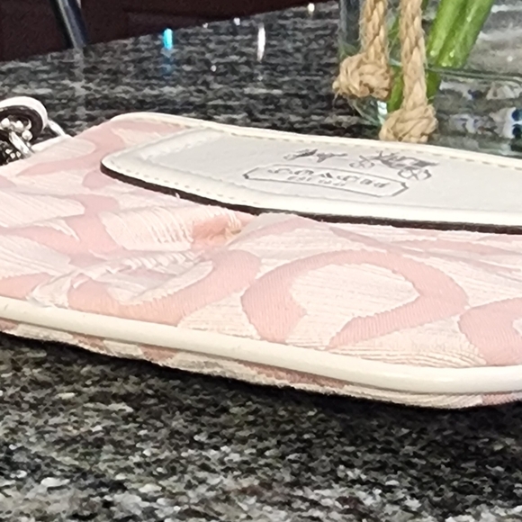 Coach Madison Op Art Shantung Maggie Pink Wristlet- 6×4 - Picture 2 of 4